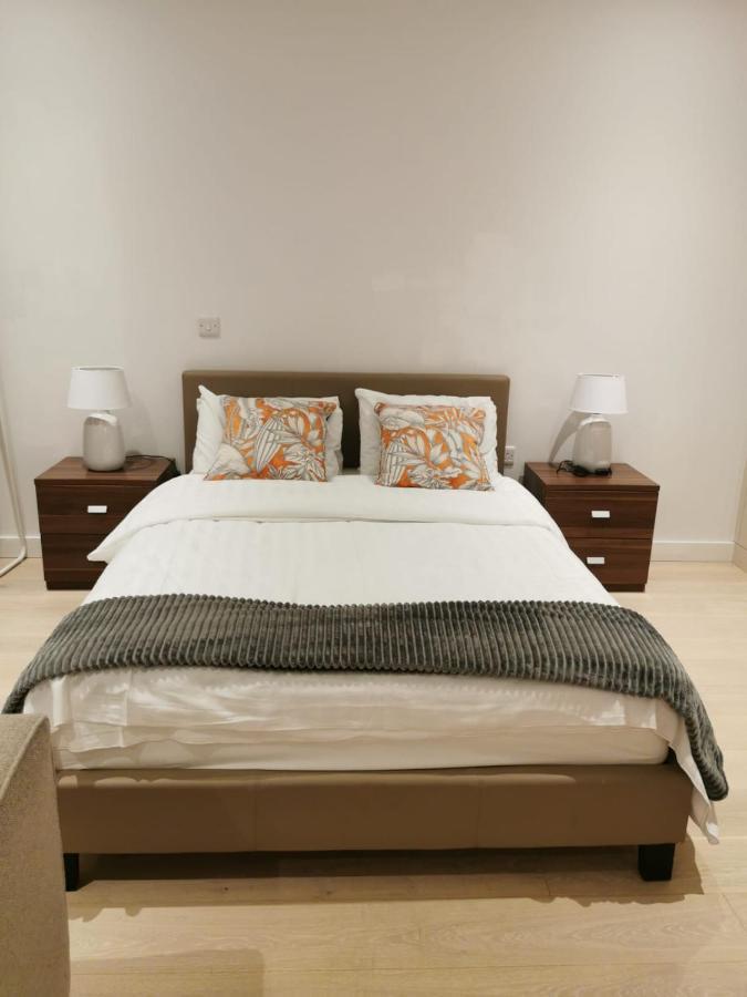 런던 Comfy 1 Bed Studio 1 Minute From Train Station 아파트 외부 사진