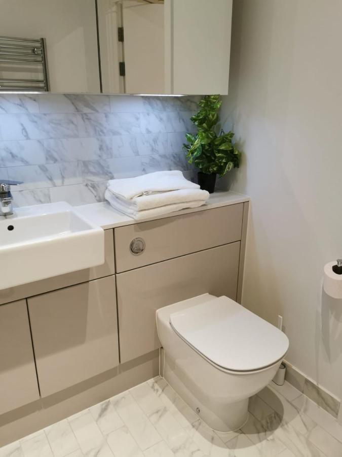 런던 Comfy 1 Bed Studio 1 Minute From Train Station 아파트 외부 사진